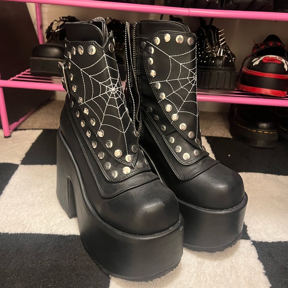 demonia camels 🕸️